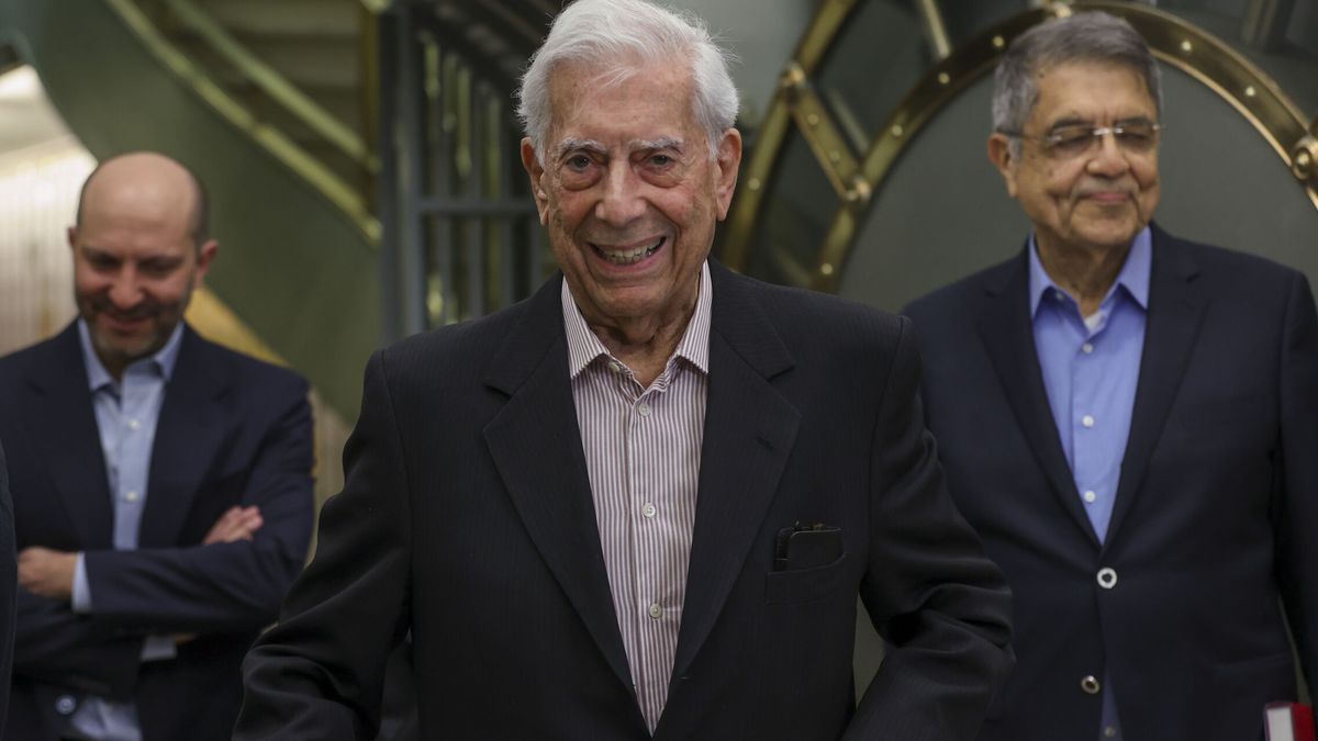 Vargas Llosa recibe el alta hospitalaria tras sufrir covid-19: "Ya está recuperado"