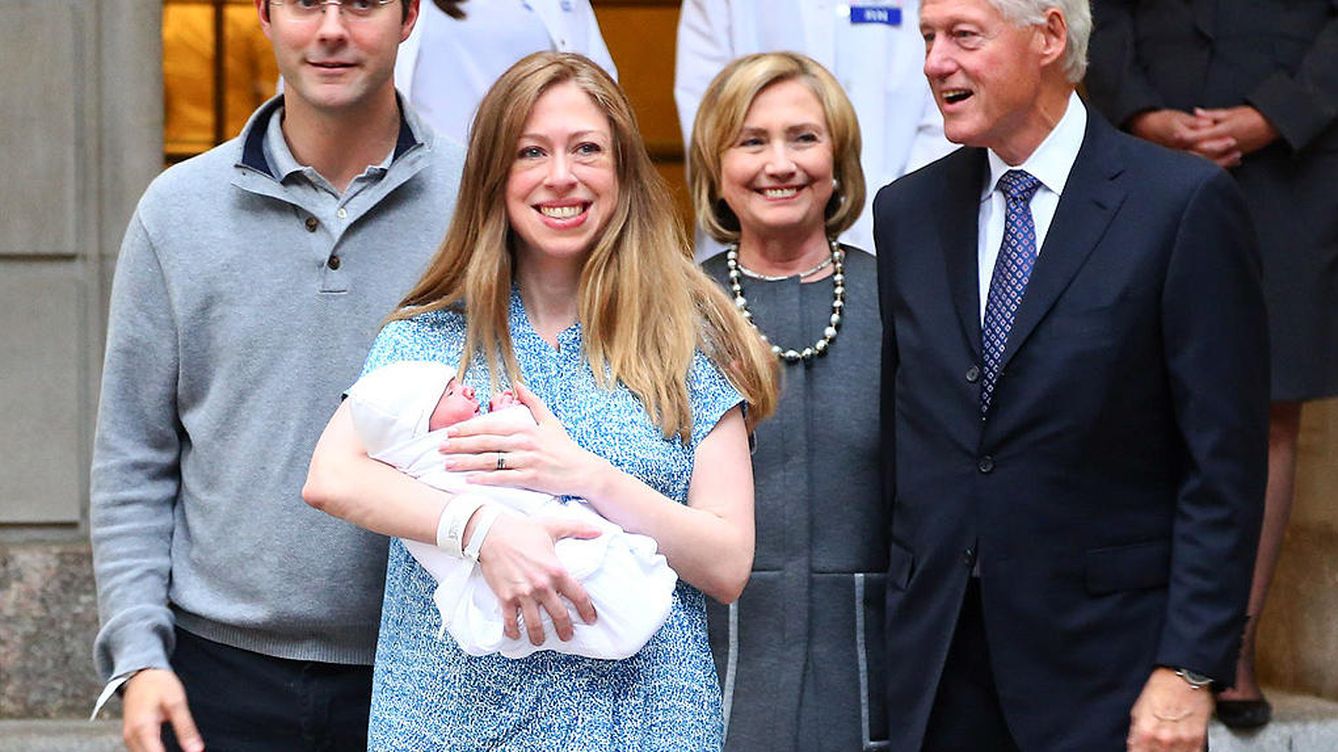 Foto: Chelsea Clinton junto a sus padres, Bill y Hilary, en la presentación de su hijo (Reuters)