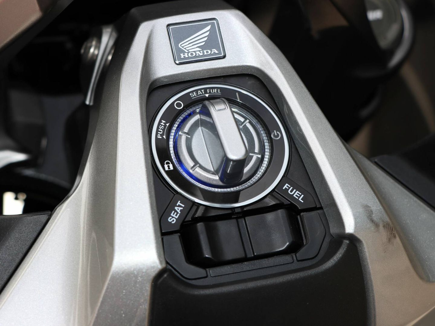 La consola central permite conectar y desconectar la moto, con el sistema Key Smart, y abrir depósito y asiento.