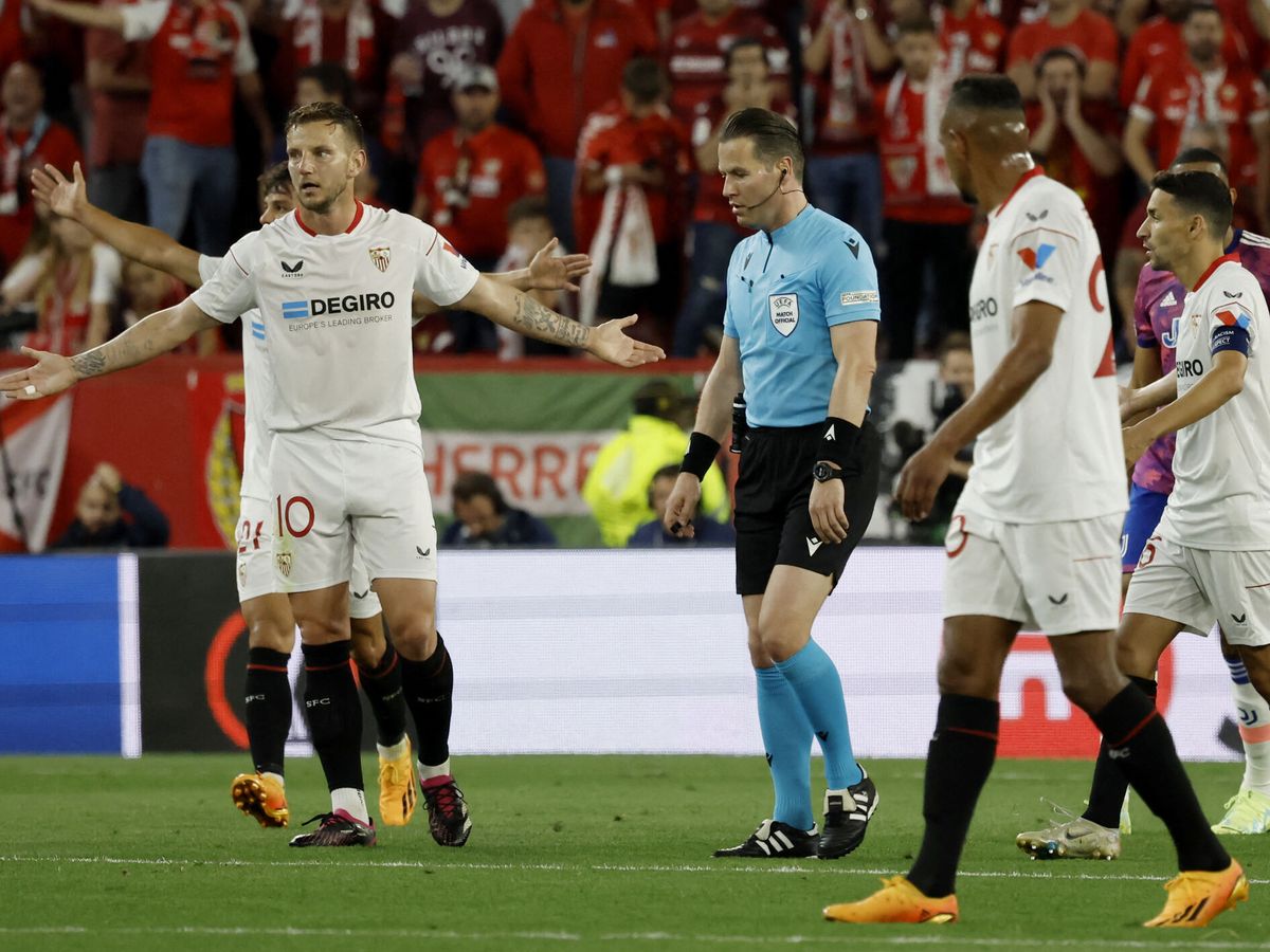 Foto: Jugadores del Sevilla durante la semifinal de Europa League (REUTERS/Jon Nazca)