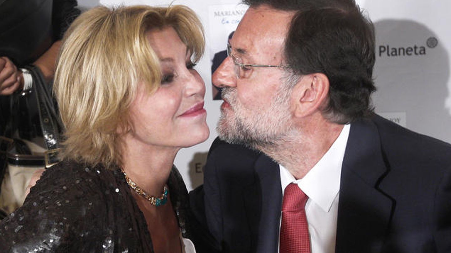 Mariano Rajoy besa a Tita en la presentación del libro del presidente 'En confianza'. (EFE)