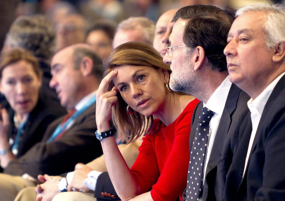 Foto: El presidente del Gobierno y presidente del PP, Mariano Rajoy (2d), junto a María Dolores de Cospedal (c), y Javier Arenas (d) (EFE)