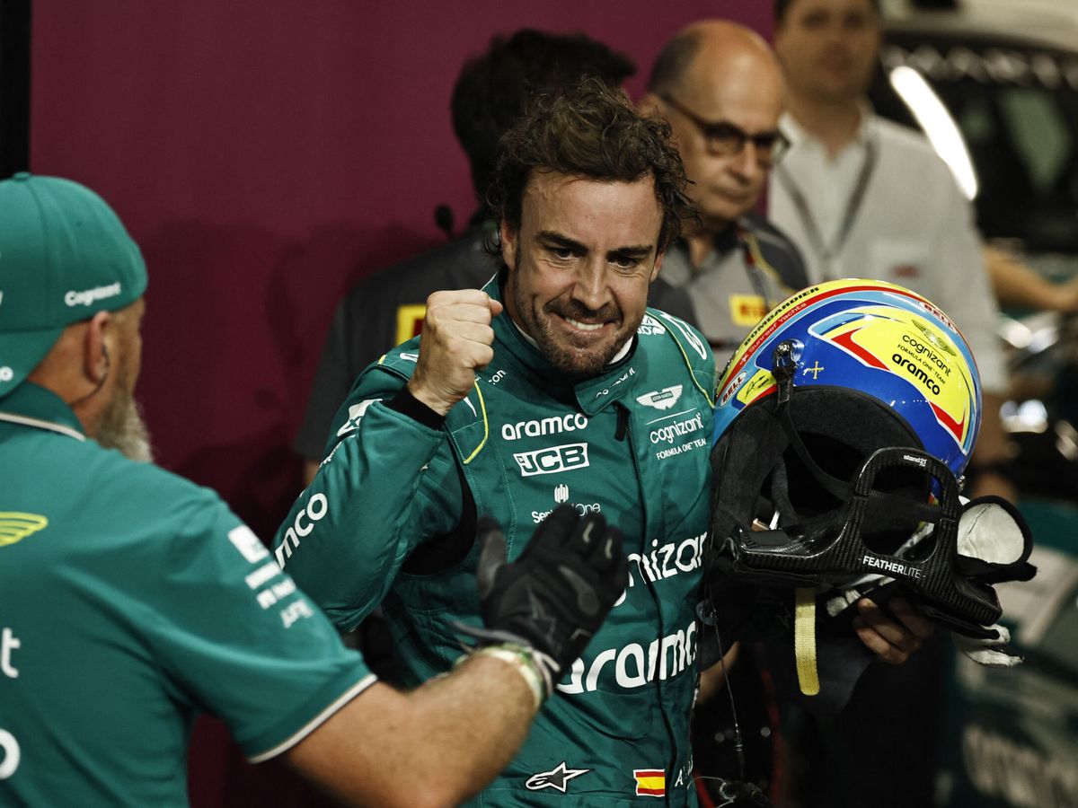 Foto: Fernando Alonso feliz después de saber que parte en primera línea en el Gran premio de Arabia Saudí. (Reuters/Hamad I Mohammed)