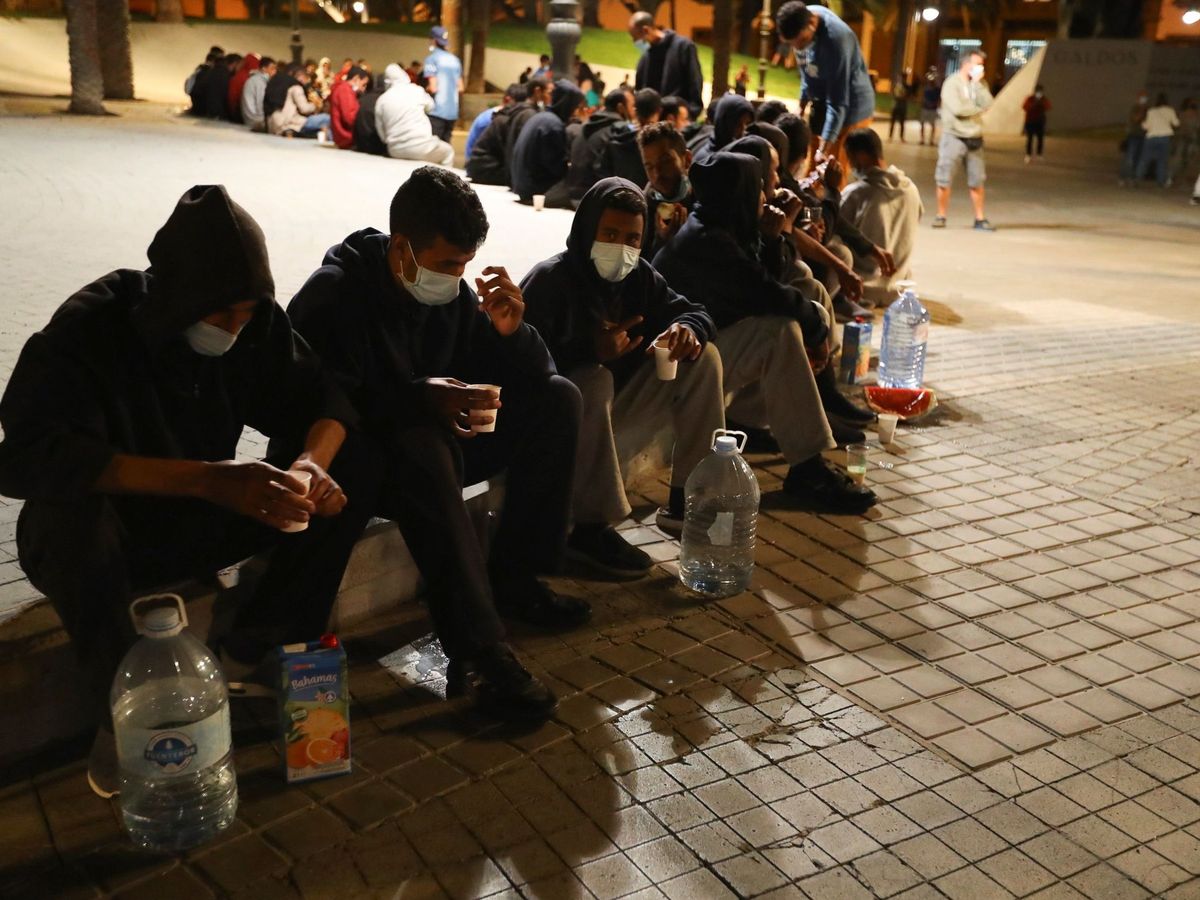 Foto: Los cerca de 200 migrantes marroquíes que se encontraban frente la Delegación del Gobierno en Las Palmas de Gran Canaria. (EFE)