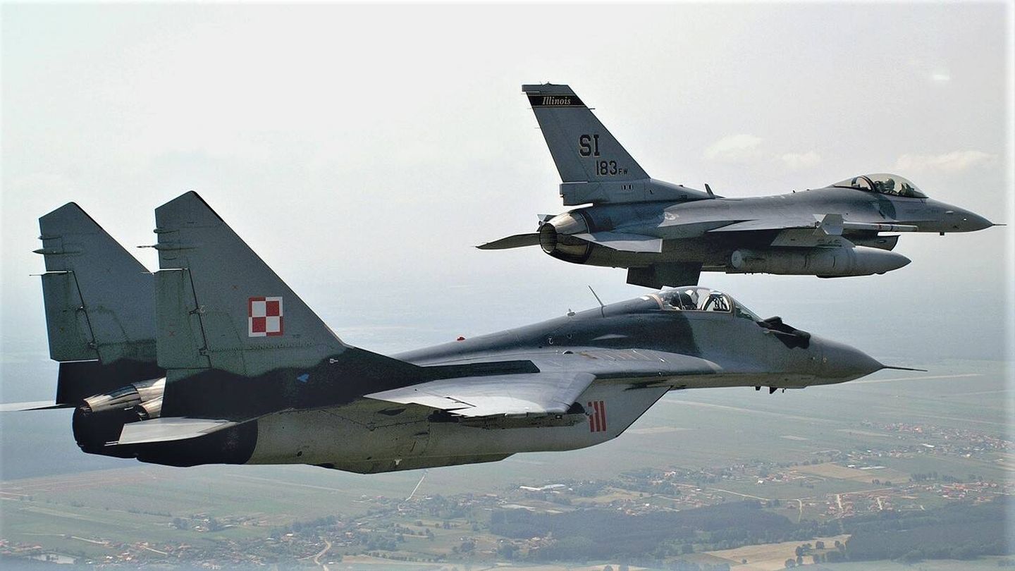 Interesante imagen de un MiG-29A polaco en vuelo junto a un F-16 norteamericano. (USAF)