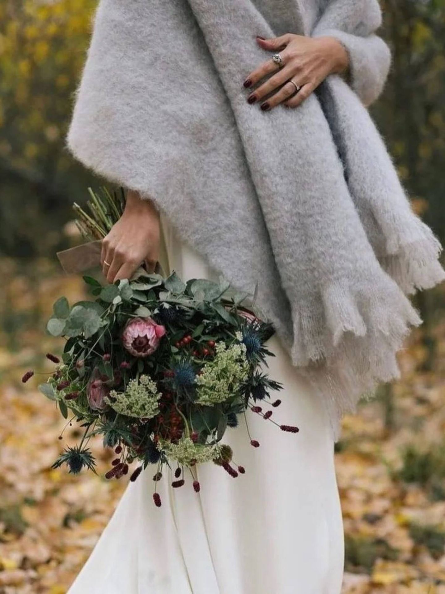 Una novia con manta y ramo invernal. (Instagram/ @ohlalalaia)