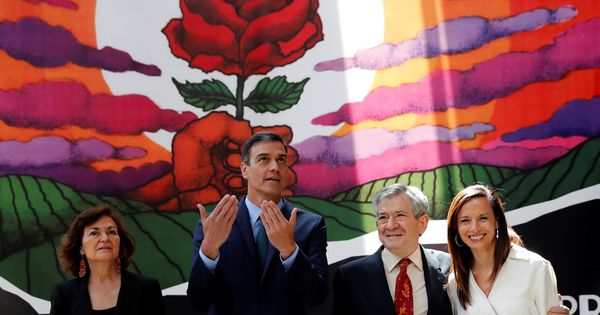 Foto: Pedro Sánchez, con Carmen Calvo, Enrique Barón y Beatriz Corredor, en la exposición '140 años de progreso', por los 140 años de vida del PSOE, este 5 de junio. (EFE)