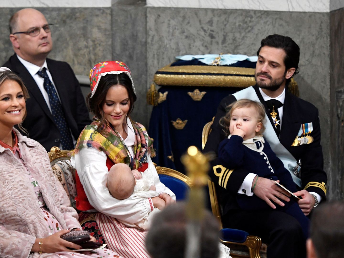 Carlos Felipe y Sofia, con sus hijos en el bautizo del príncipe Gabriel. (Reuters)