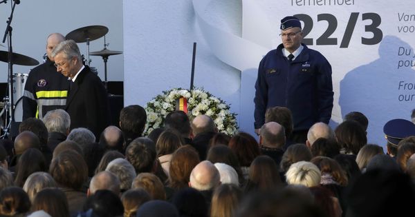 Foto: El Rey de Bélgica abandona un acto de homenaje a las víctimas en el aeropuerto Zaventem de Bruselas. (Reuters). 