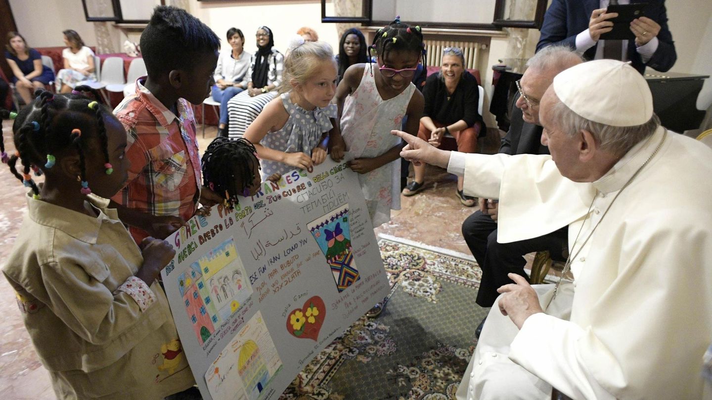 El papa en una reunión con refugiados en Roma. (EFE)