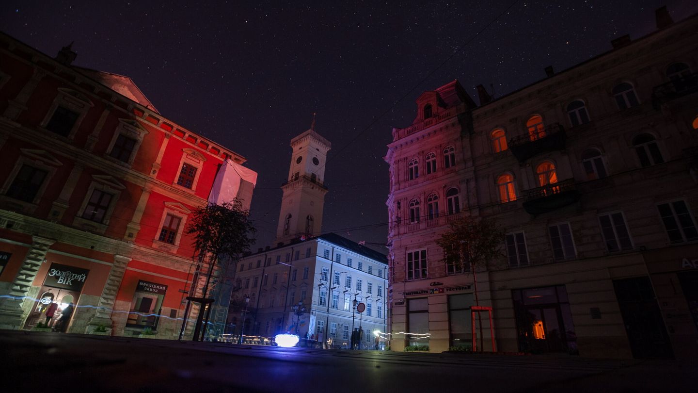 El apagón en Lviv tras los bombardeos del pasado 15 de noviembre. (EFE /Mykola Tys)