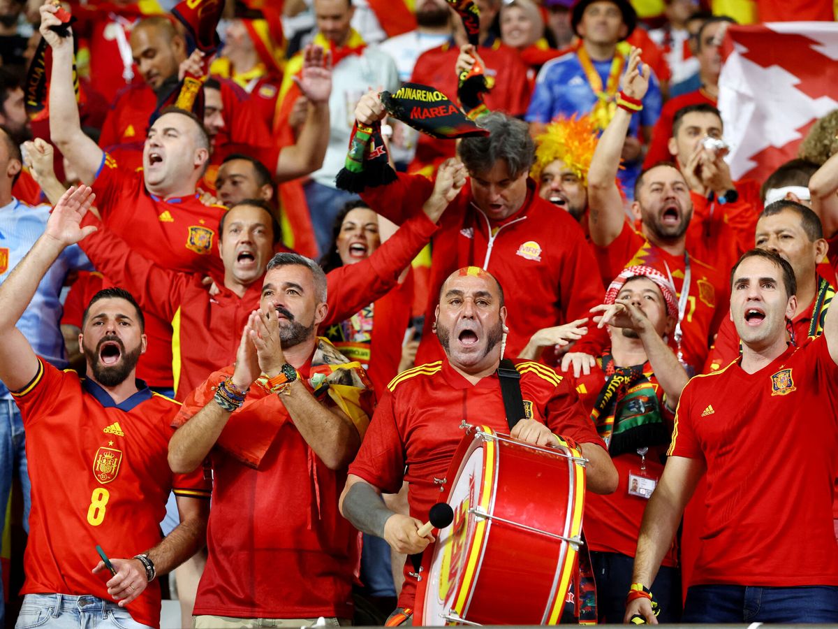 Foto: Aficionados animan a España en el Mundial de Qatar. (Reuters/Paul Childs)