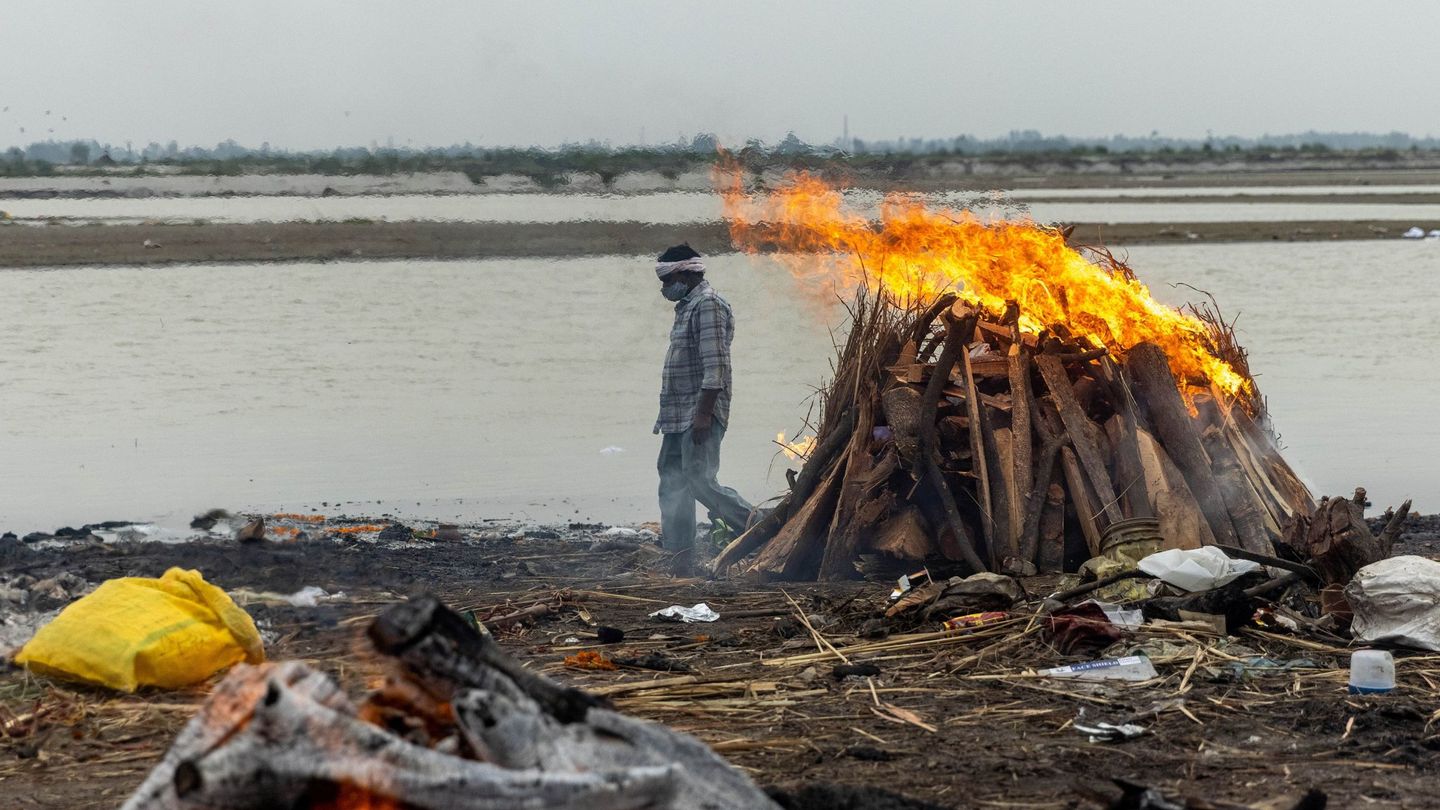 Las cremaciones se suceden en las orillas del ganges (Reuters/Danish Siddiqui)