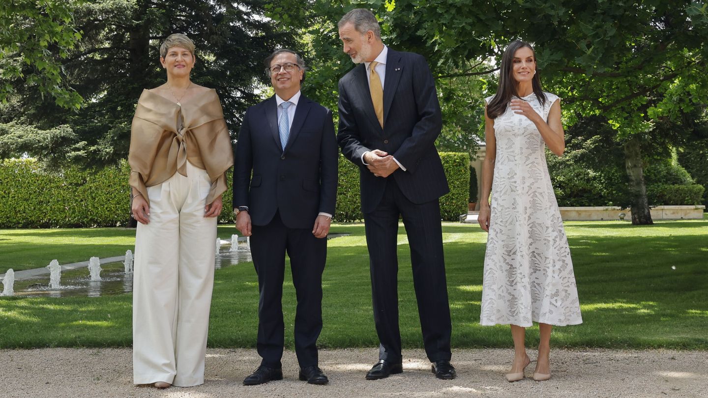 Los reyes Felipe VI y Letizia posan junto a Gustavo Petro y Verónica Alcocer. (EFE/Ballesteros)