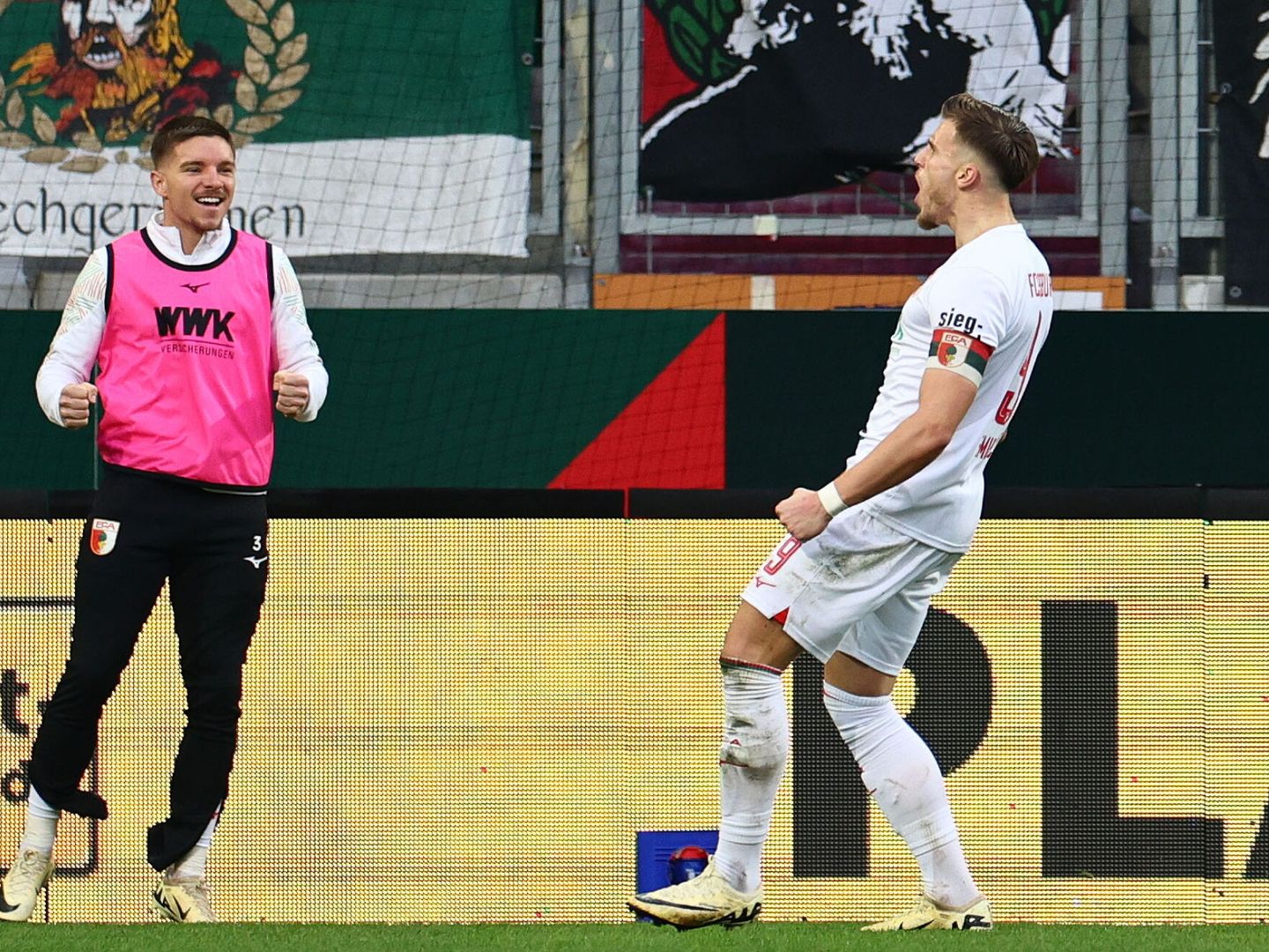Ermedin Demirovic celebra su gol al Augsburgo (EFE/EPA/Anna Szilagyi).