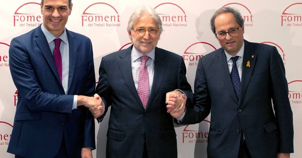 Foto: El presidente del Gobierno, Pedro Sánchez (i), el presidente de la Generalitat de Cataluña, Quim Torra (d), y el presidente de Foment, Josep Sánchez Llibre. (EFE)