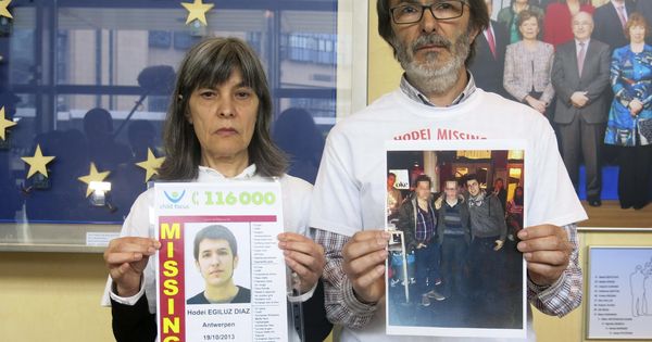 Foto: Los padres de Hodei Egiluz muestran fotos de su hijo durante una estancia en el Parlamento Europeo para denunciar el caso. (EFE)