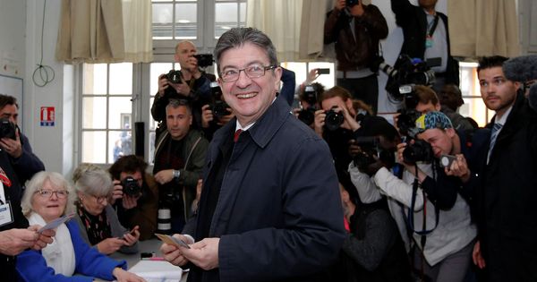 Foto: El candidato izquierdista Jean-Luc Mélenchon, votando esta mañana en París. (Reuters)