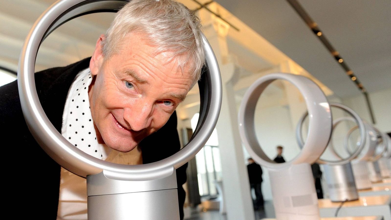 Foto: El diseñador e ingeniero británico James Dyson se asoma a través de un ventilador sin aspas en Hamburgo, Alemania, en 2010. (EFE)