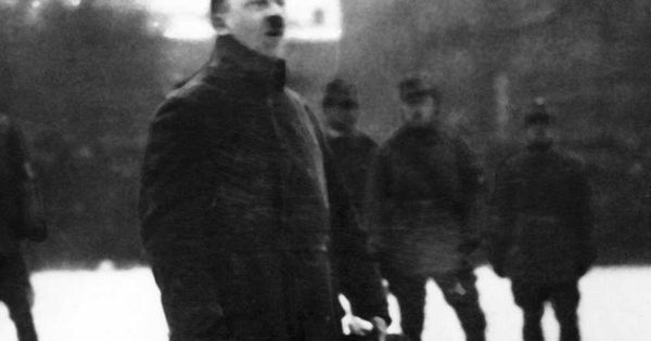 Foto: Hitler, en un mitin de su partido en enero de 1923.