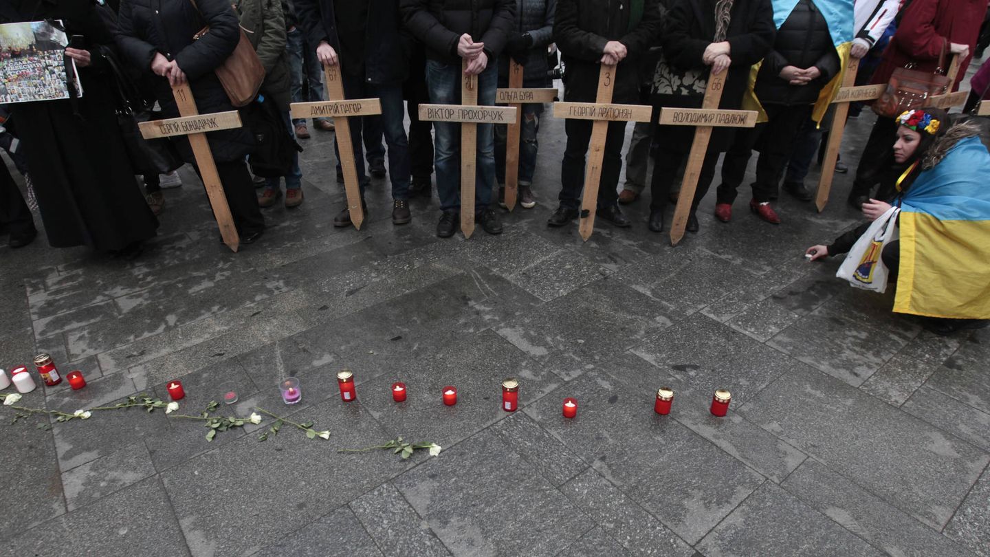 Una mujer coloca velas durante un homenaje a los muertos en la revolución del Maidán, en Kiev. (Reuters)