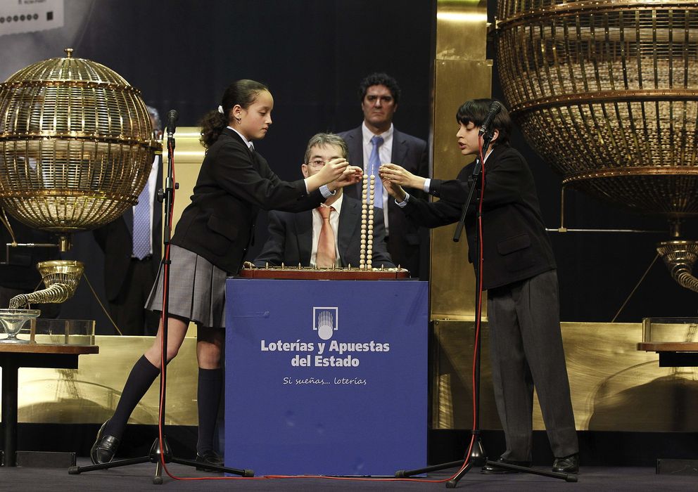 Foto: Los niños de San Ildefonso colocan las bolas con el número y el premio Gordo del Sorteo Extraordinario de Navidad de 2012 (EFE)