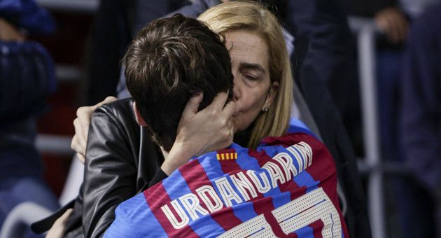 La infanta Cristina y Pablo Urdangarin se besan al finalizar un partido. (EFE)