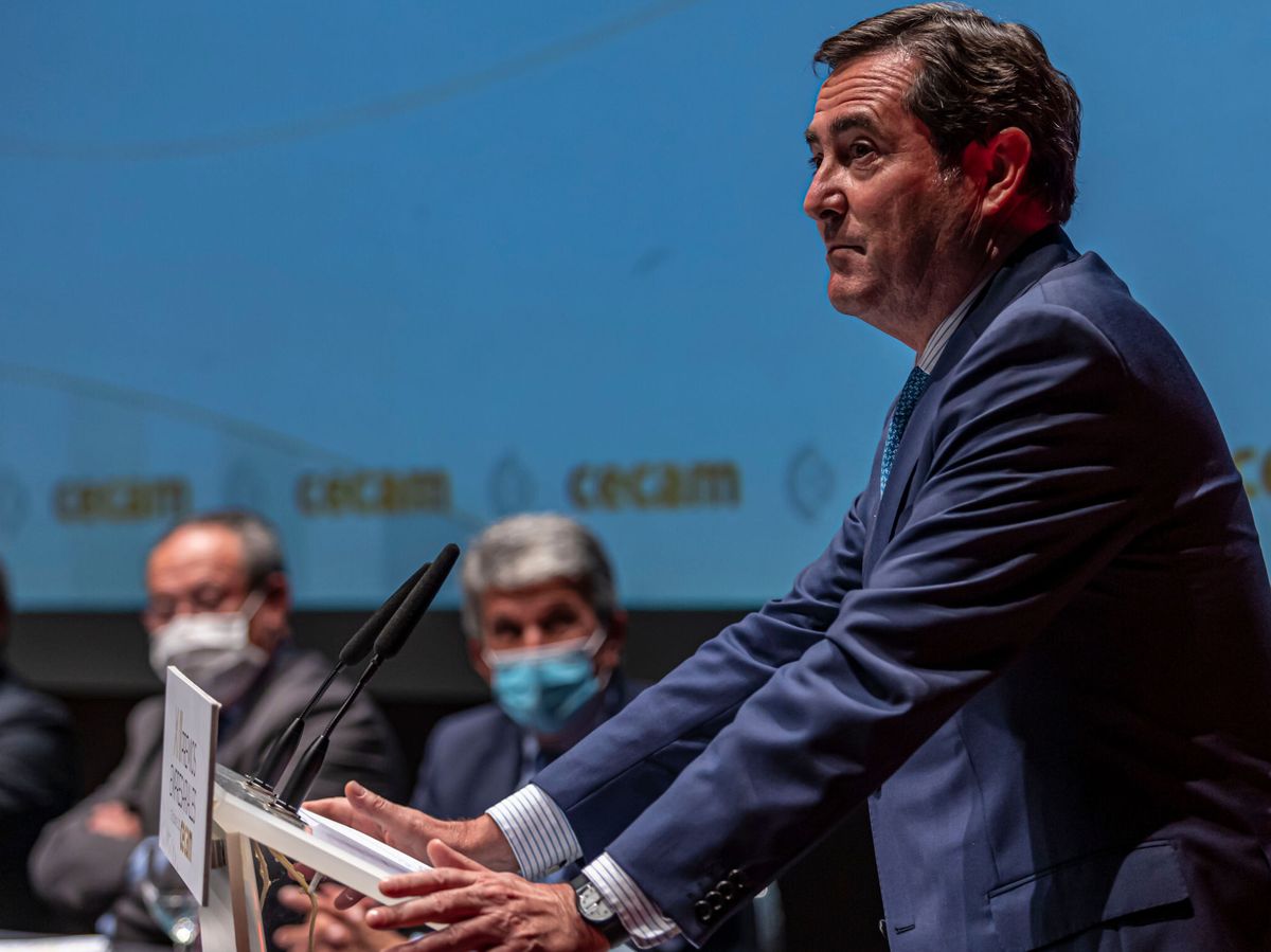 Foto: El presidente de la CEOE, Antonio Garamendi (d), asiste a la entrega de los XVIII Premios Empresariales Cecam. (EFE)