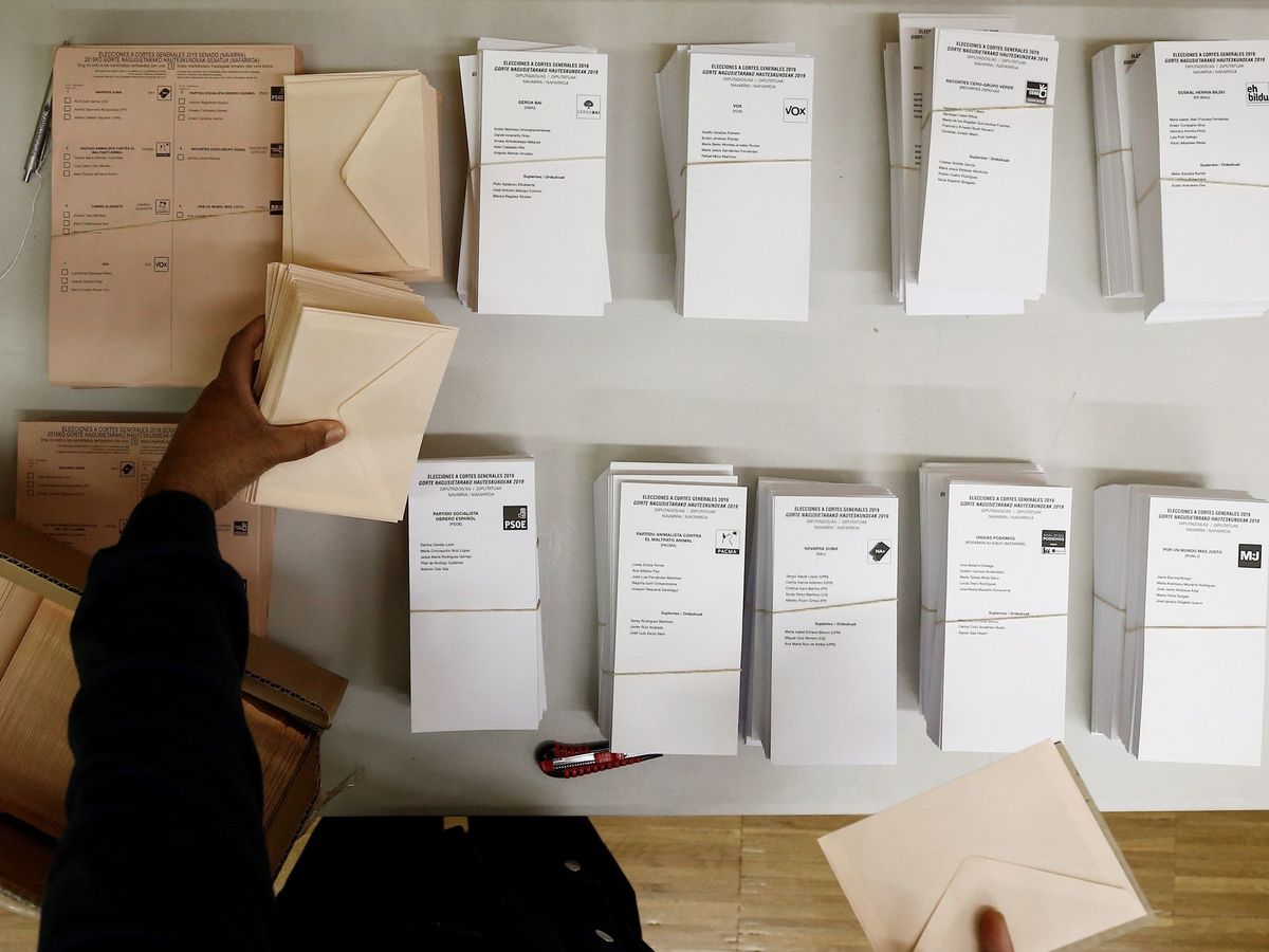 Foto: Instalación de papeletas y urnas en colegios electorales. (EFE)