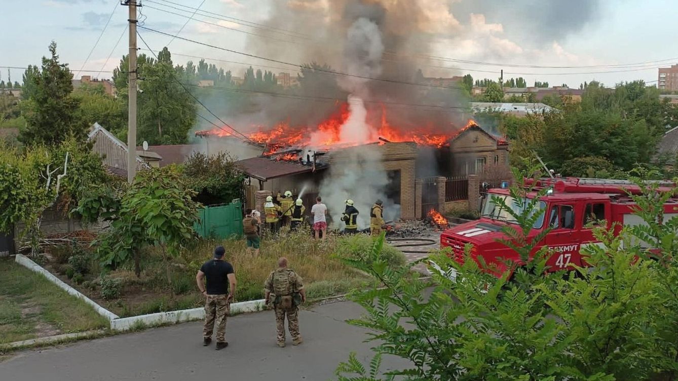 Foto: Una vivienda en llamas tras un ataque ruso en Bakhmut, Ucrania. (Reuters/Servicio de prensa de la región de Donetsk)