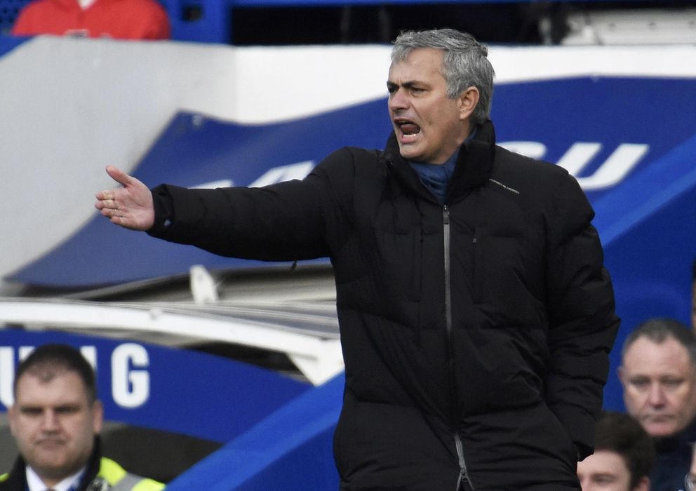 Foto: Mourinho da instrucciones durante el Chelsea-Newcastle (Reuters)