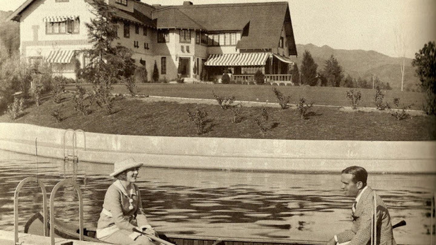 Mary Pickford y Douglas Fairbanks, en la piscina de Pickfair.