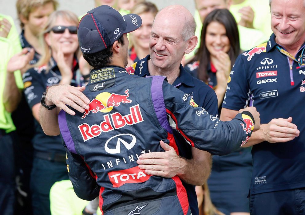 Foto: Adrian Newey abrazando a Daniel Ricciardo tras su victoria.
