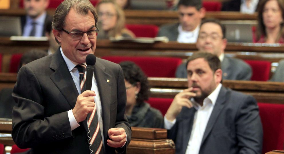 Junqueras (d) escucha la intervención del presidente de la Generalitat, Artur Mas. (EFE)