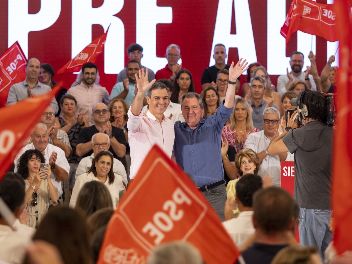 Foto: El presidente del Gobierno en funciones, Pedro Sánchez, y el secretario general del PSOE en Andalucía, Juan Espadas, este sábado en Málaga. (EFE/Álvaro Cabrera)