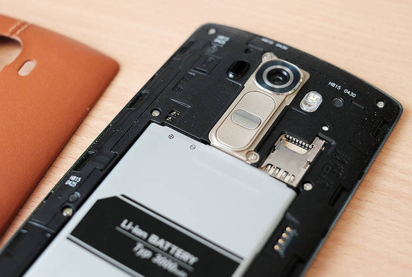 Las baterías, cargadores y tarjetas de memoria también son presa de los falsificadores, según la OCDE. (Flickr)