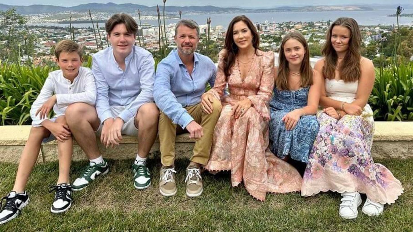 Federico y Mary de Dinamarca, con sus cuatro hijos el año pasado en Australia. (Casa Real danesa)