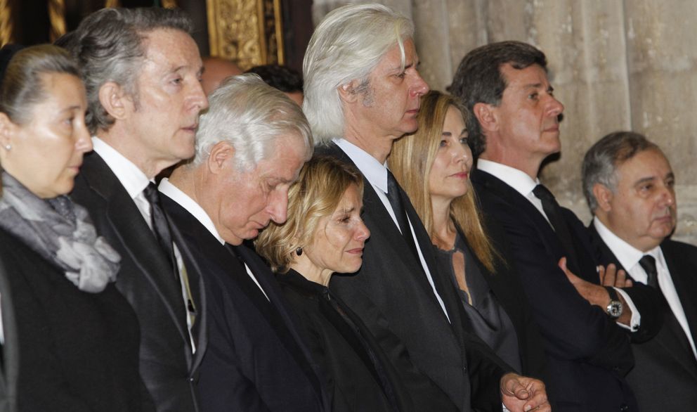 Alfonso Díez, junto a los hijos de Cayetana en su funeral (Gtres)