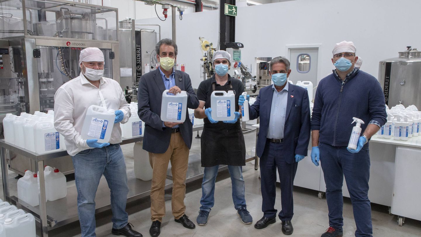 El presidente de Cantabria visita la fábrica reconvertida en laboratorio