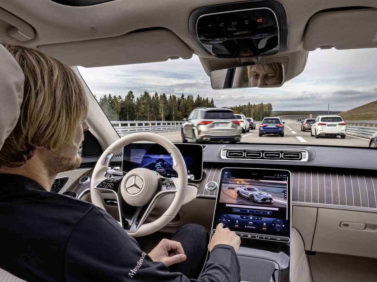 Foto: En determinados tramos de autopista, con atasco y hasta 60 km/h, el coche conducirá solo. (Mercedes-Benz)