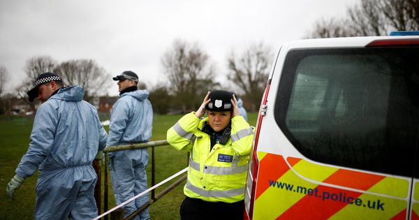 Foto: Policías y forenses trabajan en la zona donde la joven de 17 años Jodie Chesney fue apuñalada en un parque en Harold Hill, en el este de Londres, el 3 de marzo de 2019. (Reuters)