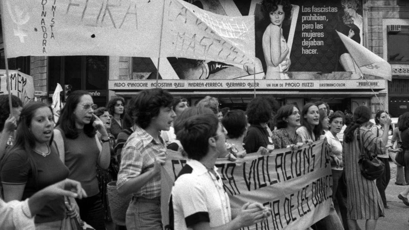 Foto: Manifestacion contra la violacion y muerte de Antonia España en Sabadell en 1977. (Pilar Aymerich)
