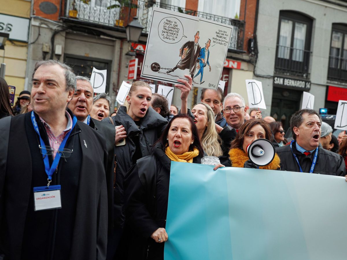 Foto: Concentración de abogados por la reivindicación de un turno de oficio. (EFE/Emilio Naranjo)