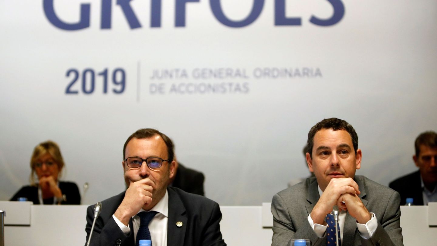 Los consejeros delegados de Grifols, Raimon Grifols (i) y Víctor Grifols Deu (d), al inicio de la junta general de accionistas el pasado mayo. (EFE)