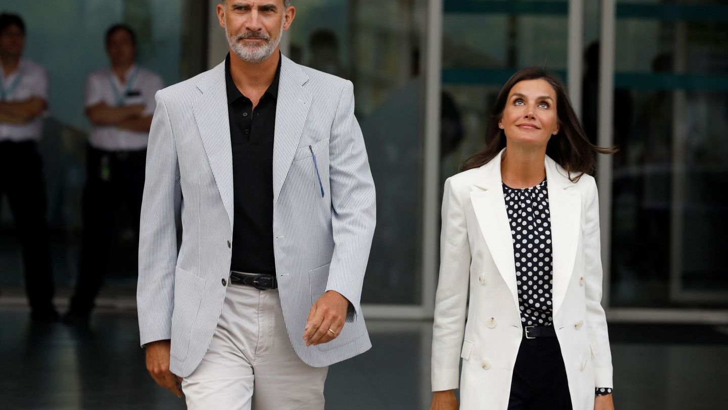 Felipe y Letizia, tras visitar a don Juan Carlos. (EFE)