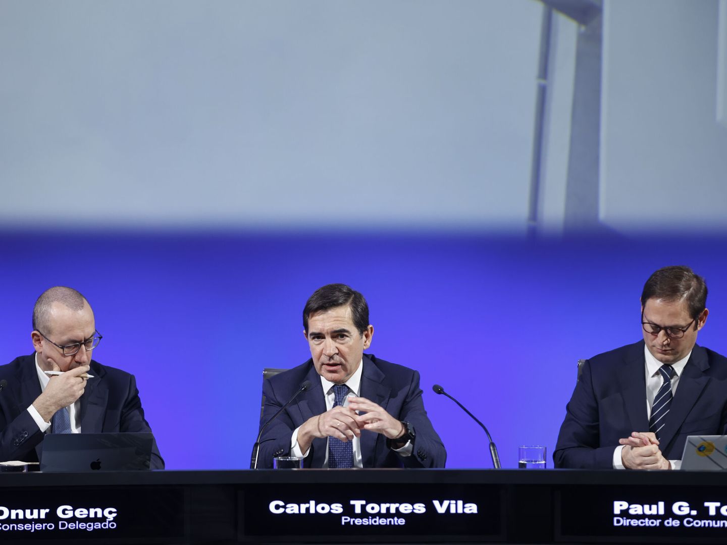 El presidente de BBVA, Carlos Torres (c), el CEO, Onur Genç (i), y el director de Comunicación, Paul G. Tobin (d). (EFE/Mariscal)