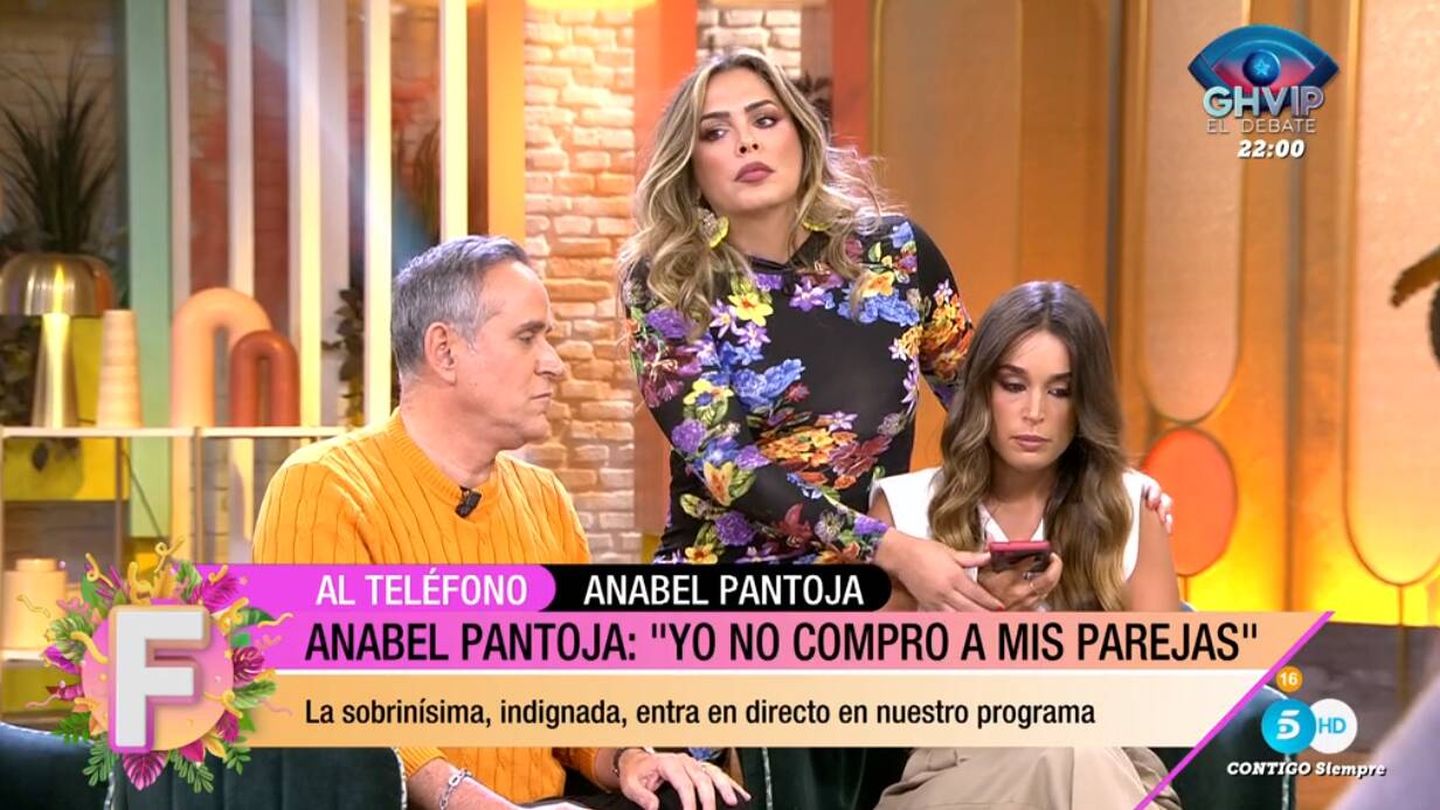 Anabel Pantoja hablando por teléfono con Aurelio Manzano y Arabella Otero en 'Fiesta'. (Mediaset)