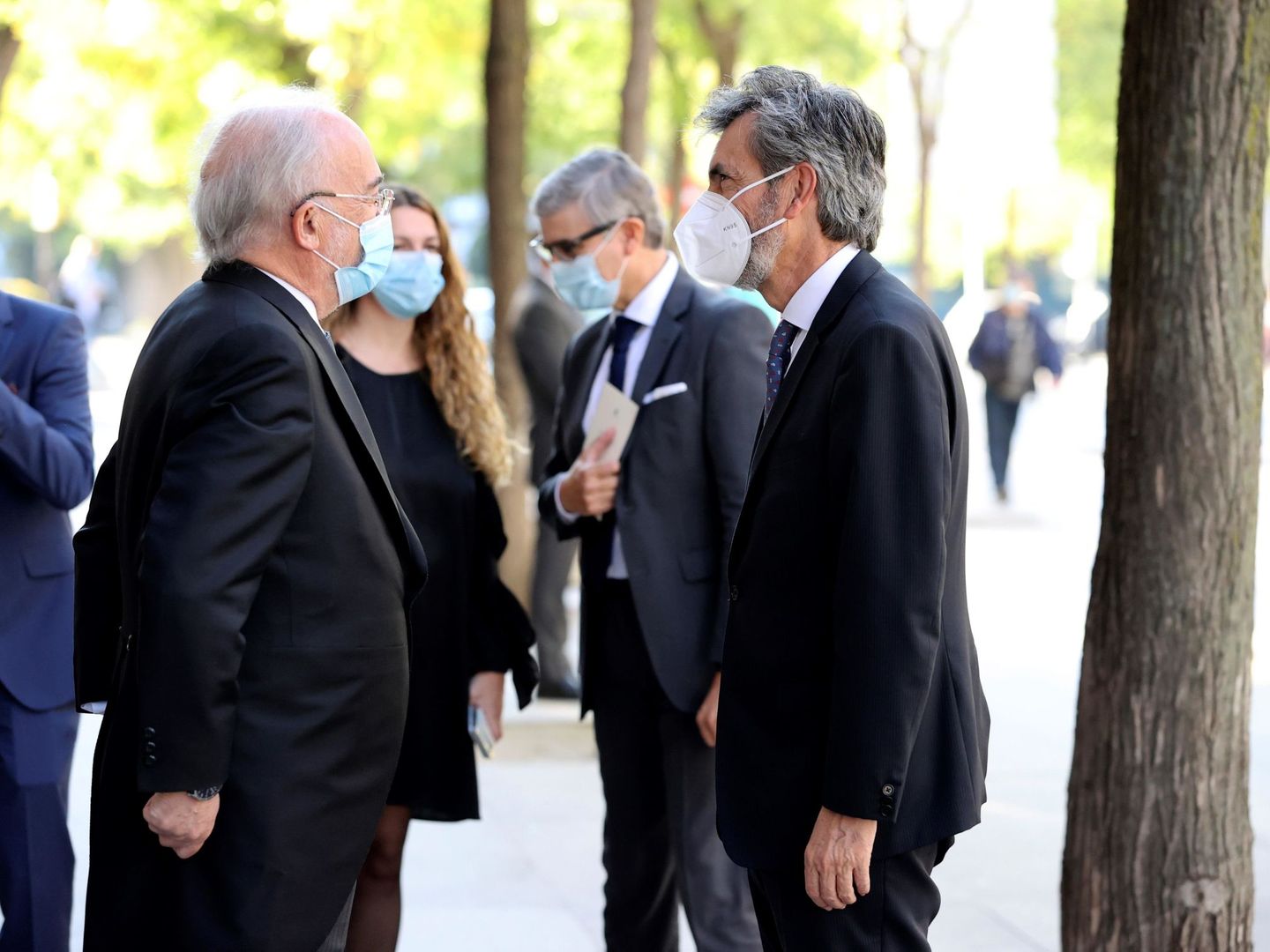 El presidente del Supremo y del CGPJ, Carlos Lesmes (d), y el presidente de la Asociación de Academias de la Lengua Española, Santiago Muñoz Machado (i). (EFE)