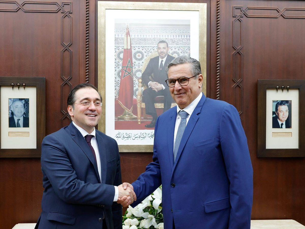 Foto: El ministro español de Asuntos Exteriores, José Manuel Albares, y el presidente marroquí, Aziz Ajanuch. (Jefatura del Gobierno)