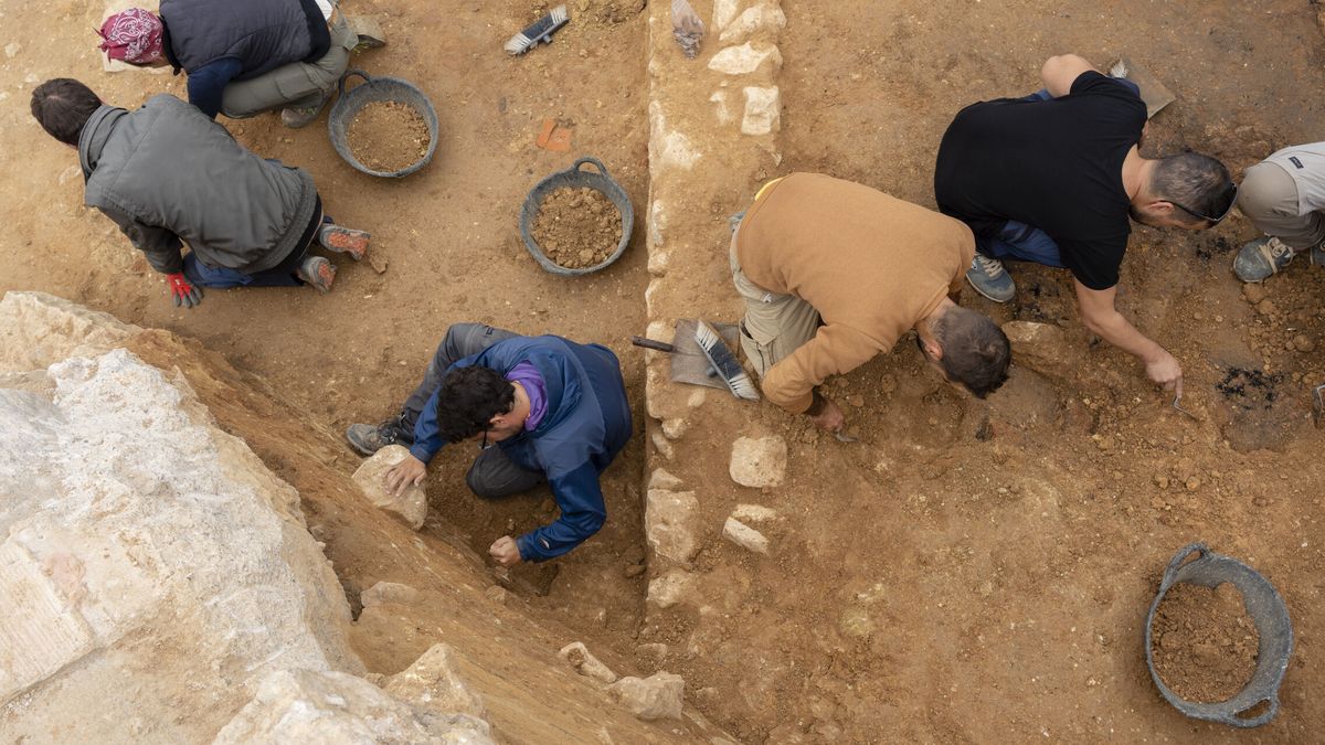 Hallan restos de un altar monumental del santuario del siglo VI a.C. en Empúries (Gerona)
